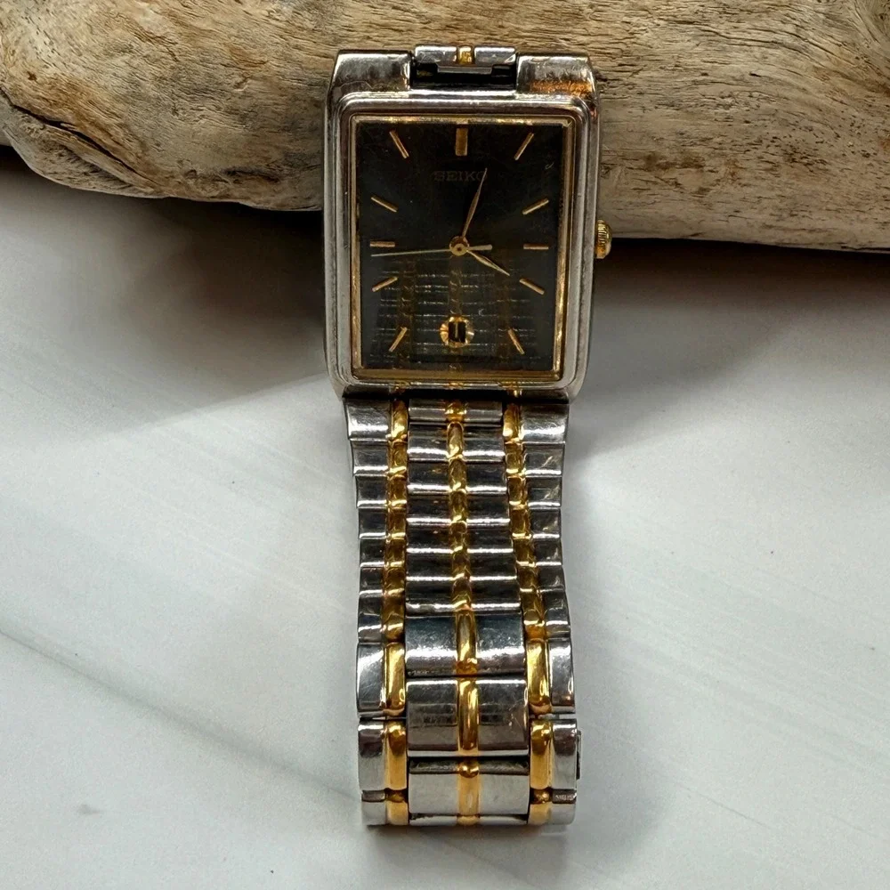 Seiko V722-5B00 Mens Two Tone Rectangular Black Dial Date Watch 683104